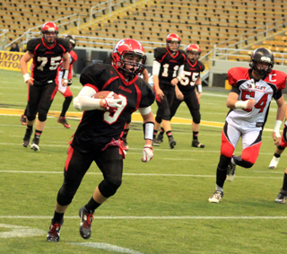 Terran Peery gains yardage around right end in the first quarter. Back from left are Philip Spencer, Jake Bruner and Bobby Hood.