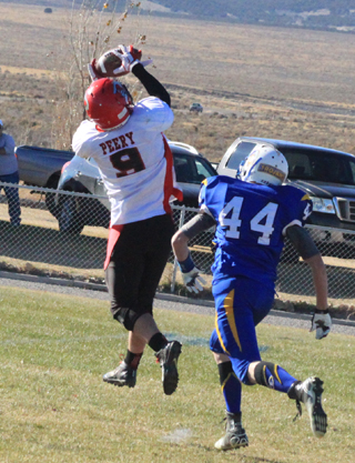Terran Peery makes a catch for the first touchdown of the game.