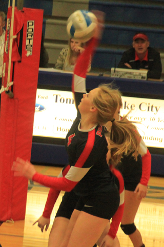Leah Higgins goes for a kill against Wallace.