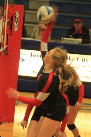 Leah Higgins goes for a kill against Wallace.