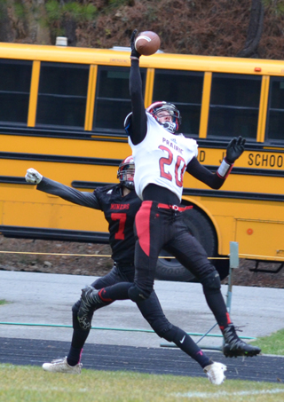Hunter Chaffee does his best Odell Beckham, Jr. impersonation as he makes a 1-handed catch at Wallace. Photo by Shari Chaffee.