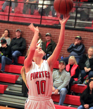 Jordyn Higgins scores a transition lay-up against Asotin.