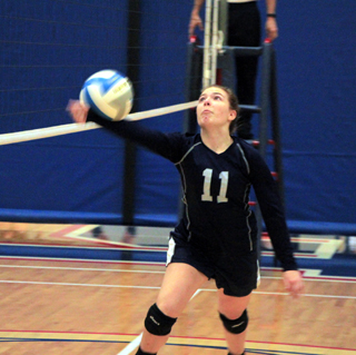 Lexi Currier reaches for the ball to try and keep it in play at District against Nezperce.