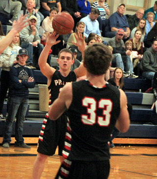 Owen Anderson passes the ball to Derik Shears at Grangeville.