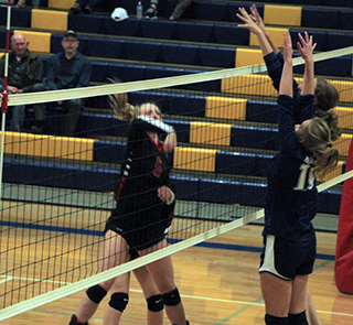 Ellea Uhlenkott put a spike past a pair of Logos defenders.