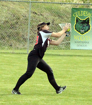 Eve Uhlenkott makes a catch against Lapwai in the District play-in game.