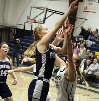 Catherine Seubert goes for 2 at Logos. Also shown is Noelle Chmelik.